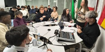 Alumnos franceses de intercambio visitan a sus compañeros de FP de Comercio y Administración